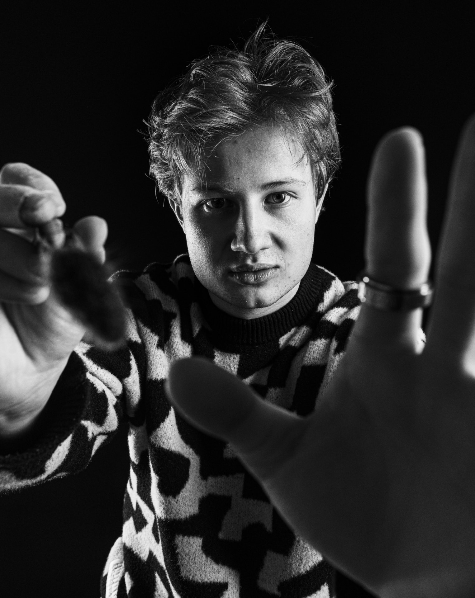 Julian greift in Richtung Kamera